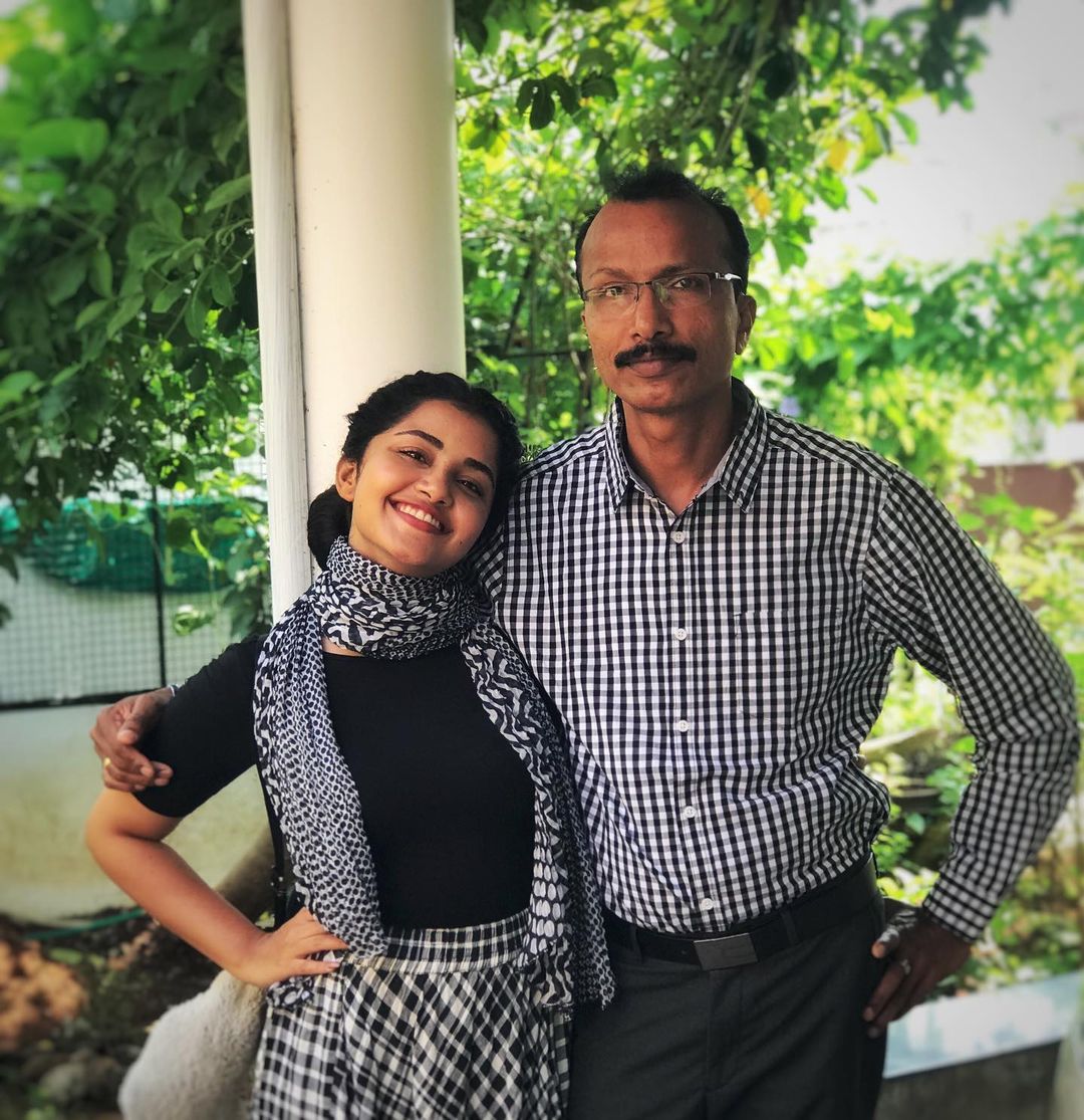 Anupama Parameswaran with her father