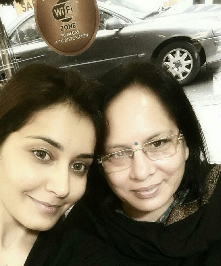 Raashi Khanna with her mother
