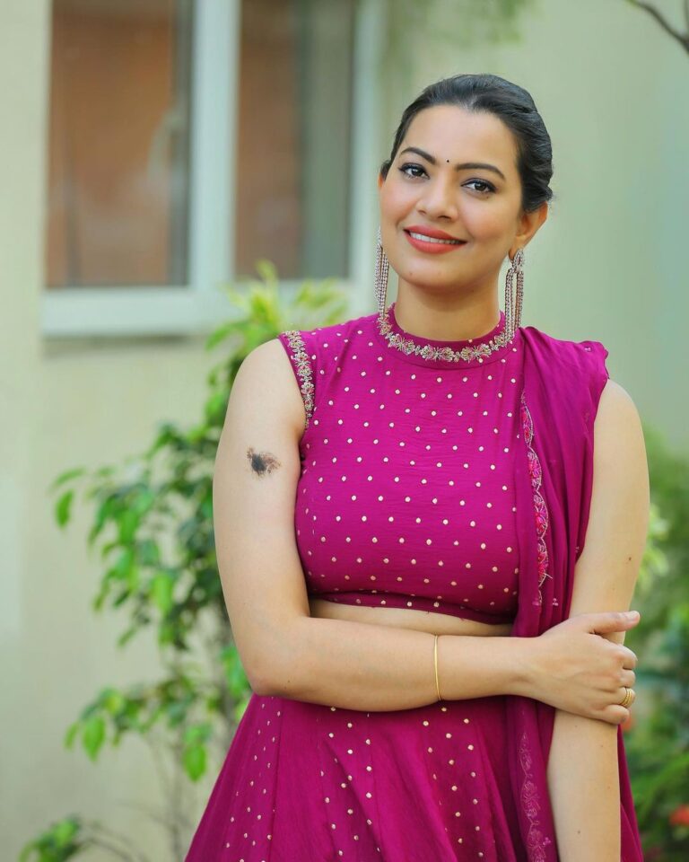 Singer Geetha Madhuri Age, Husband, Daughter, Songs List, Family ...