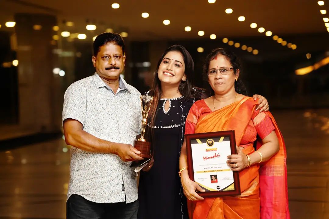 Anumol RS Karthu with her Parents