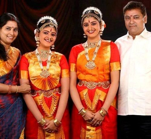 Tanya Ravichandran with her parents and sister