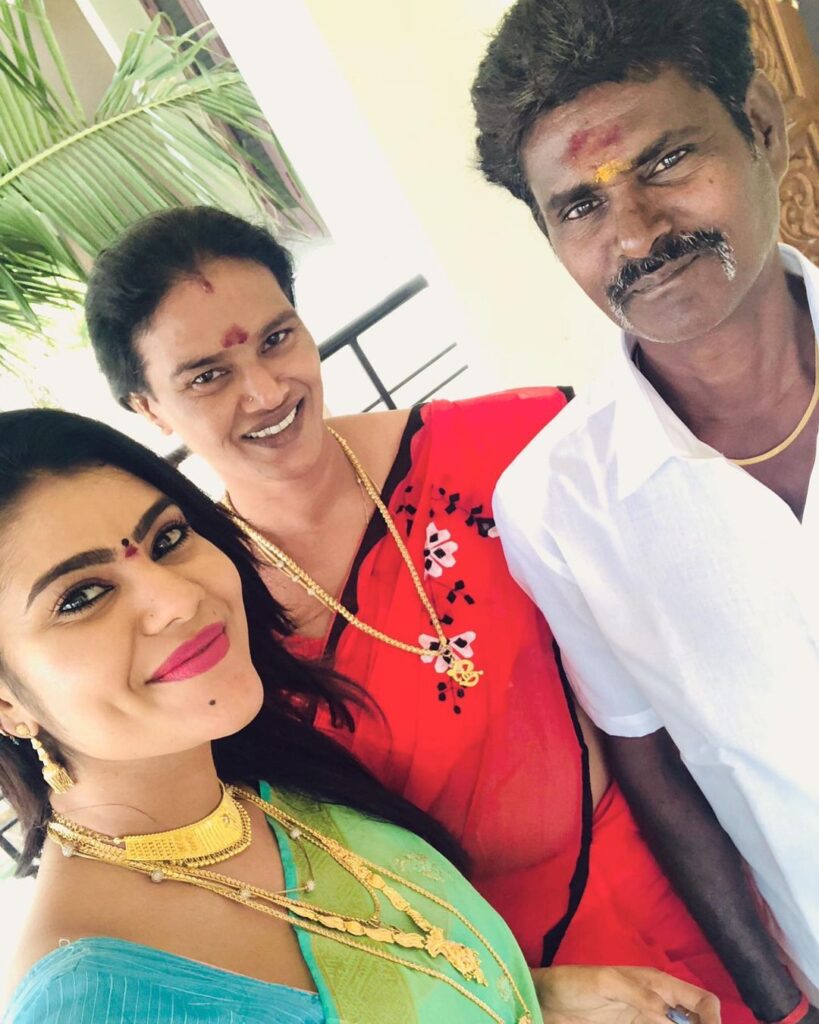 Nivisha K with her Parents