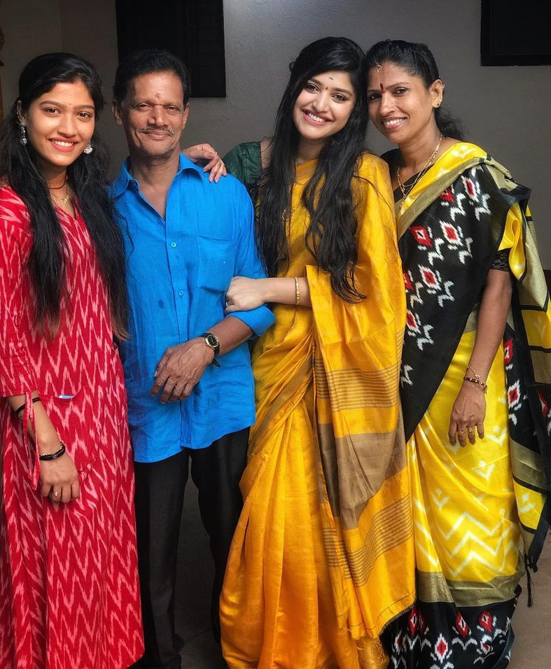 Shreya Anchan with her sister & Parents
